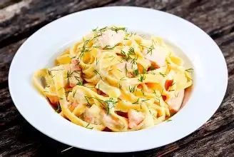TALLARINES CON SALMÓN