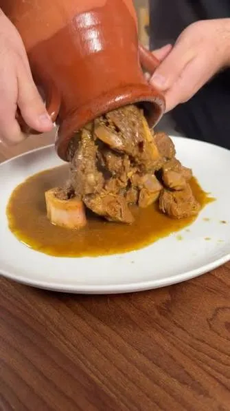 TANGIA AUS RINDFLEISCH MIT SAUTIERTEM GEMÜSE