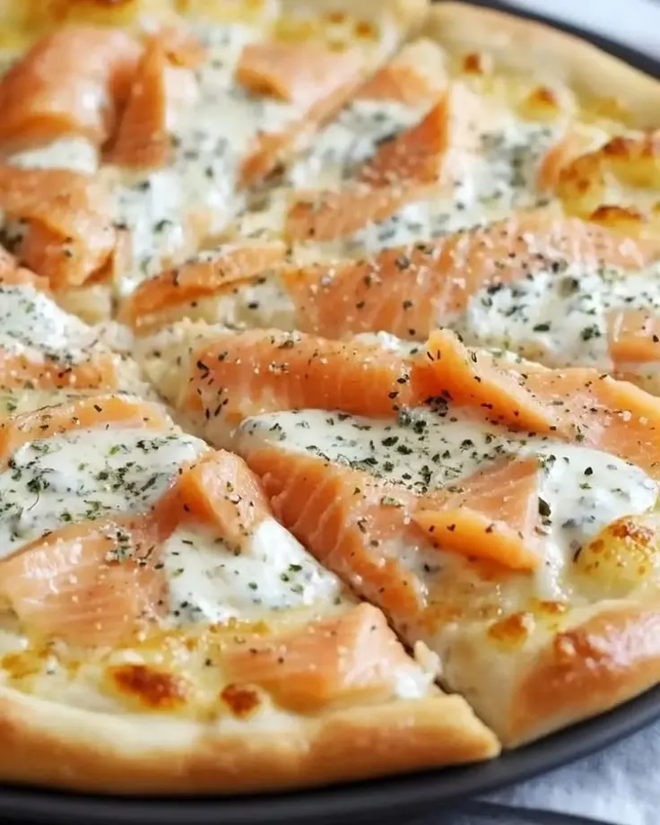 Pizza au saumon, sauce blanche