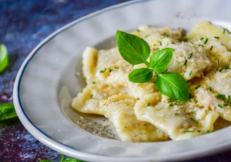 RAVIOLIS DE QUESO, PERA, MANTEQUILLA Y SALVIA